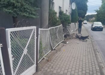 Staranował płot i wjechał w budynek