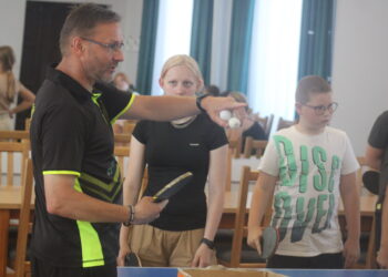 Szkolenie nowych adeptów paletek i piłeczek