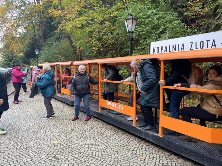 Seniorzy odwiedzili kopalnię złota i Krzywą Wieżę