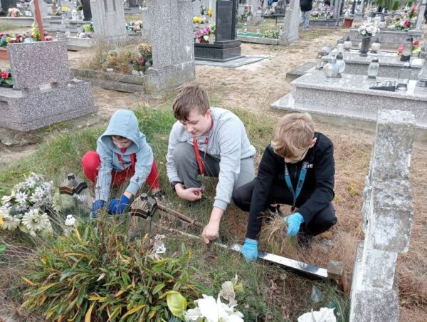 Uczniowie porządkowali zapomniane groby Uczniowie porządkowali zapomniane groby