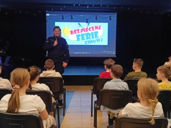 Miliccy policjanci uczą, jak spędzić ferie zimowe bezpiecznie
