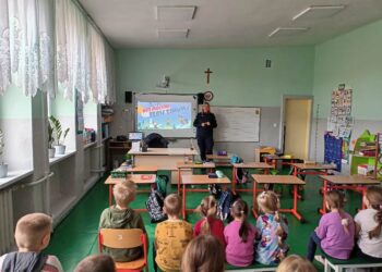 Miliccy policjanci uczą, jak spędzić ferie zimowe bezpiecznie