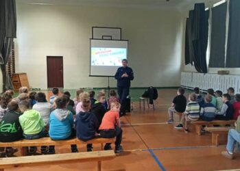 Miliccy policjanci uczą, jak spędzić ferie zimowe bezpiecznie