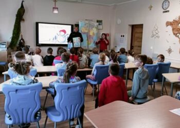 Miliccy policjanci uczą, jak spędzić ferie zimowe bezpiecznie