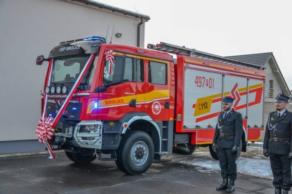 Uroczyste przywitanie nowego wozu ratowniczo-gaśniczego w Smolicach