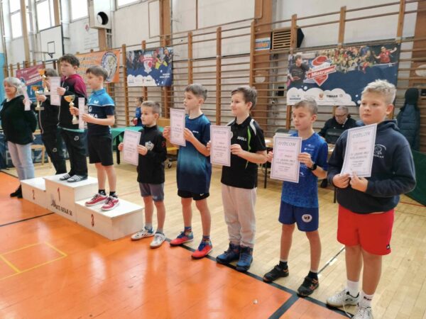 Młodzi zawodnicy UKS Zduny z sukcesami na Grand Prix Wielkopolski w tenisie stołowym