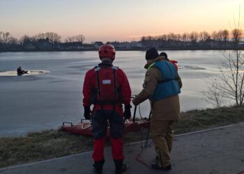 Bezpieczni na lodzie – strażacy szkolą się w ratownictwie