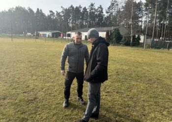 Aeracja murawy na stadionie