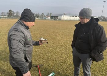 Aeracja murawy na stadionie