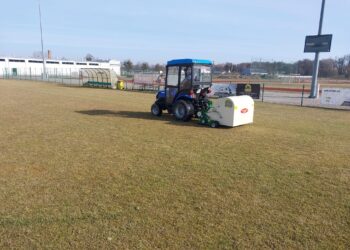 Aeracja murawy na stadionie