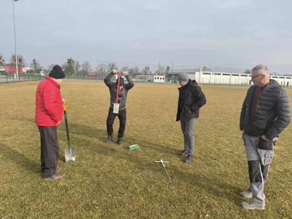 Aeracja murawy na stadionie