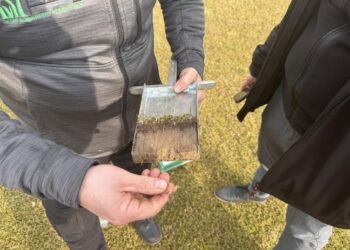 Aeracja murawy na stadionie