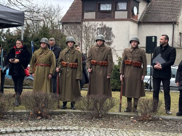 Hołd dla Żołnierzy Wyklętych na milickim skwerze