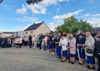 Uroczystość poświęcenia przydrożnych krzyży we Wrotkowie