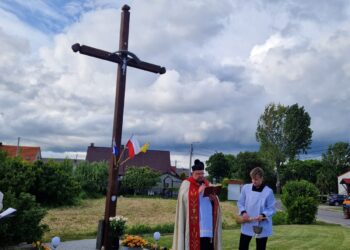 Uroczystość poświęcenia przydrożnych krzyży we Wrotkowie