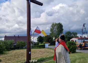 Uroczystość poświęcenia przydrożnych krzyży we Wrotkowie