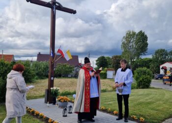 Uroczystość poświęcenia przydrożnych krzyży we Wrotkowie