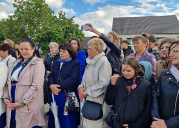 Uroczystość poświęcenia przydrożnych krzyży we Wrotkowie