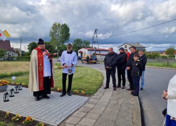 Uroczystość poświęcenia przydrożnych krzyży we Wrotkowie