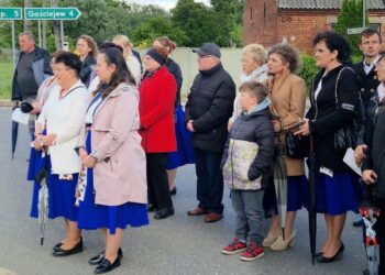 Uroczystość poświęcenia przydrożnych krzyży we Wrotkowie