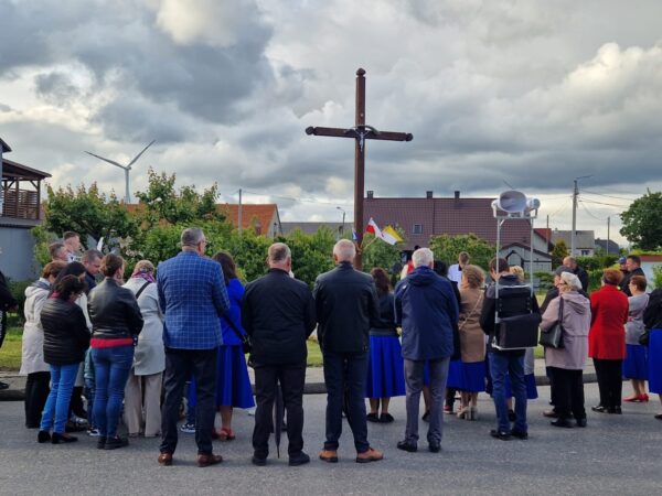 Uroczystość poświęcenia przydrożnych krzyży we Wrotkowie Uroczystość poświęcenia przydrożnych krzyży we Wrotkowie