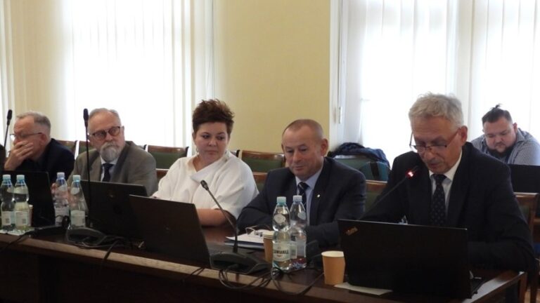 Rada powiatu udzieliła zarządowi wotum zaufania i absolutorium
