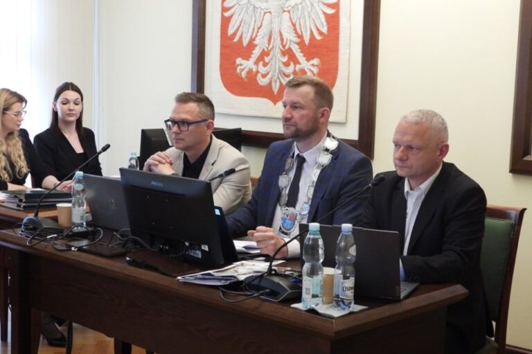 Rada powiatu udzieliła zarządowi wotum zaufania i absolutorium