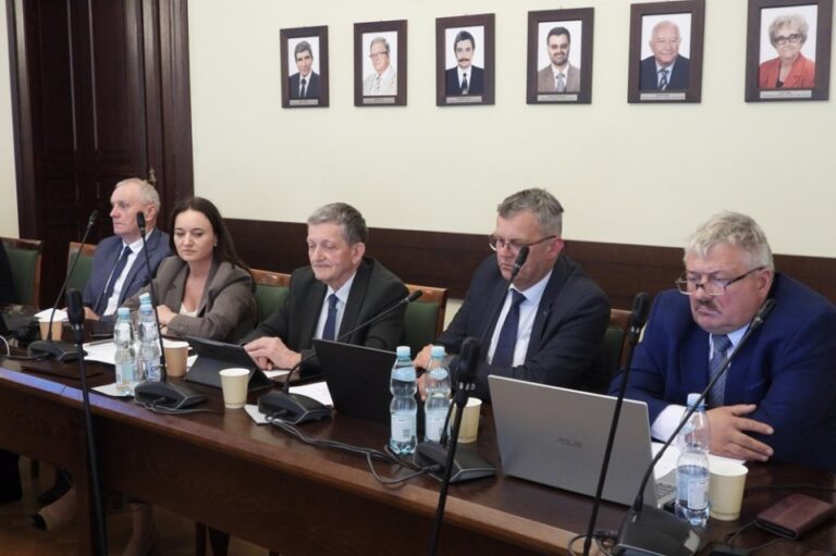 Rada powiatu udzieliła zarządowi wotum zaufania i absolutorium