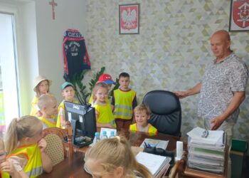 Przedszkolaki z Cieszkowa w Urzędzie Gminy