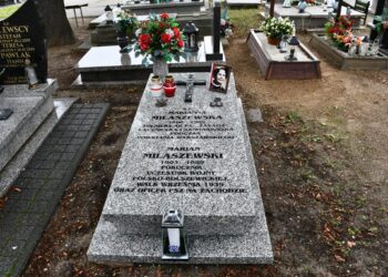 Znicze pamięci na grobach Powstańców