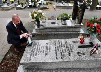 Znicze pamięci na grobach Powstańców