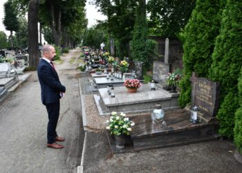 Znicze pamięci na grobach Powstańców