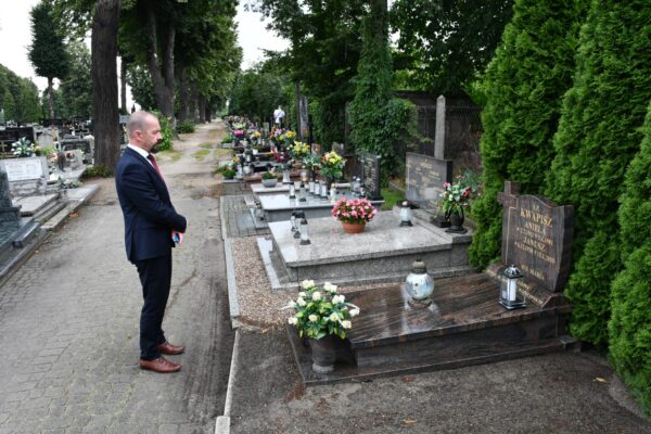 Znicze pamięci na grobach Powstańców