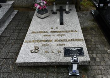 Znicze pamięci na grobach Powstańców