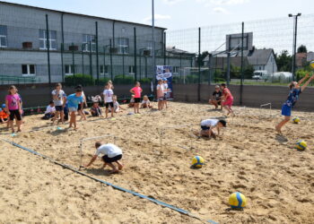 Młodzi siatkarze na wakacyjnych zajęciach