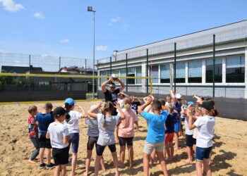 Młodzi siatkarze na wakacyjnych zajęciach