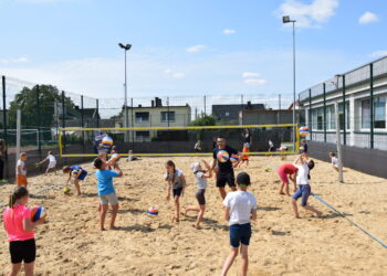 Młodzi siatkarze na wakacyjnych zajęciach