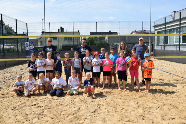 Młodzi siatkarze na wakacyjnych zajęciach