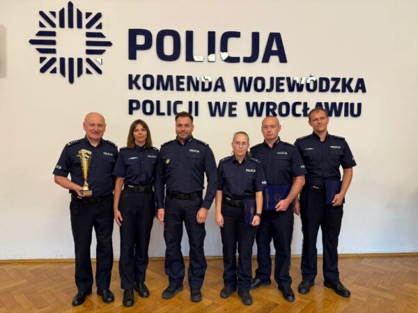 Miliccy policjanci na podium