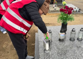 Wolontariusze PCK odwiedzili koźmiński cmentarz