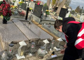 Wolontariusze PCK odwiedzili koźmiński cmentarz