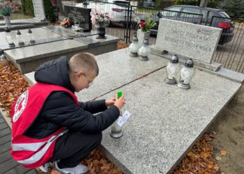 Wolontariusze PCK odwiedzili koźmiński cmentarz