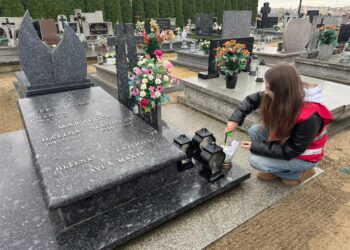 Wolontariusze PCK odwiedzili koźmiński cmentarz