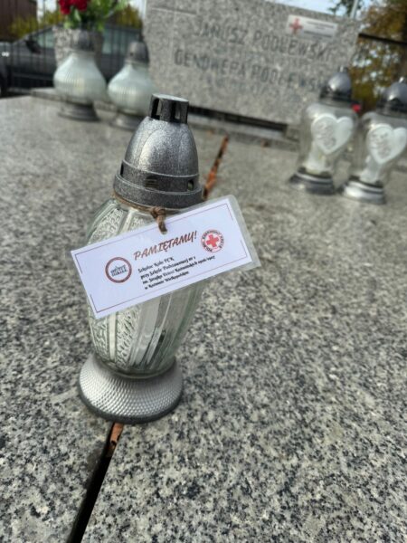 Wolontariusze PCK odwiedzili koźmiński cmentarz