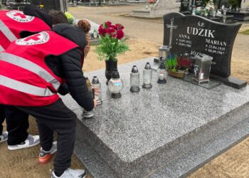 Wolontariusze PCK odwiedzili koźmiński cmentarz