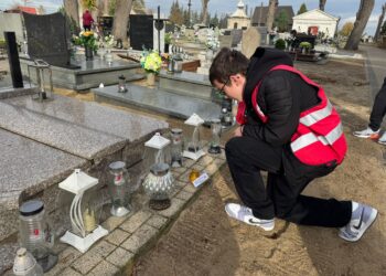 Wolontariusze PCK odwiedzili koźmiński cmentarz