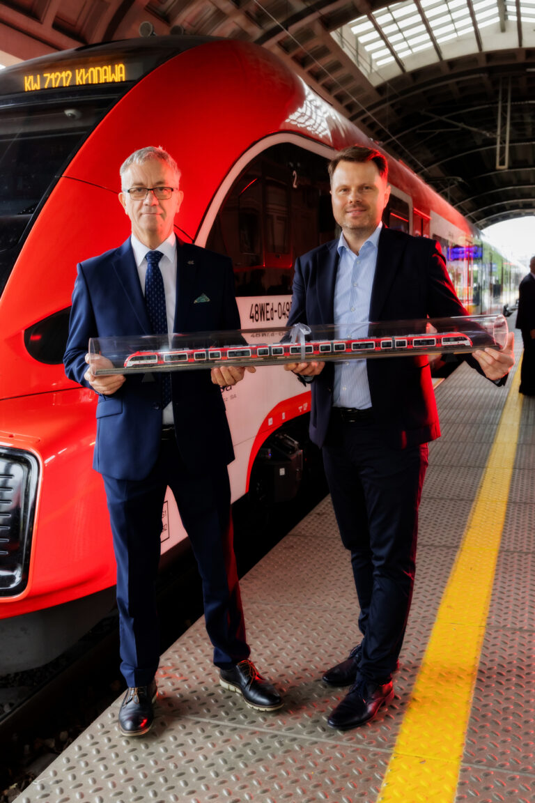 Nowe pojazdy, rozstrzygniecie konkursu „Pociąg do sztuki” oraz Targi TRAKO.