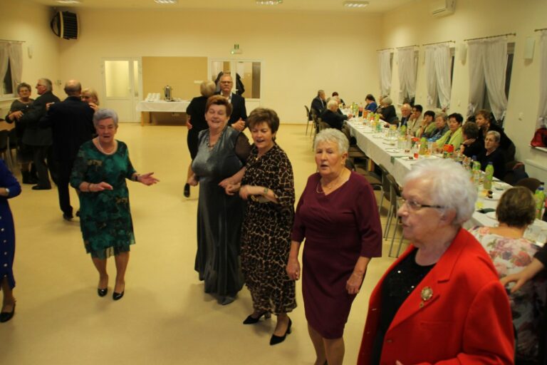 Zabawa andrzejkowa dla „młodzieży seniorów” w Zdunach