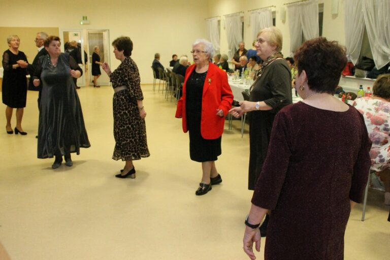Zabawa andrzejkowa dla „młodzieży seniorów” w Zdunach