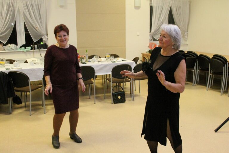 Zabawa andrzejkowa dla „młodzieży seniorów” w Zdunach